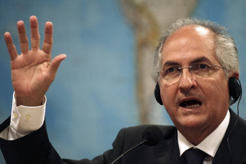 © Reuters. Caracas Mayor Ledezma talks during a hearing at the Brazilian Senate Foreign Relations Commission at the National Congress in Brasilia