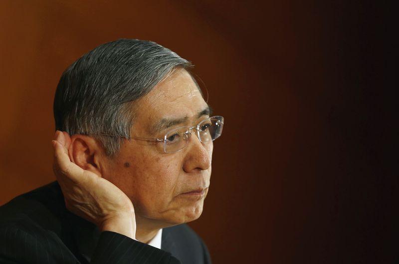 © Reuters. Kuroda gestures during news conference at the BOJ headquarters  in Tokyo