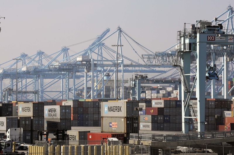 © Reuters. Freighters and cargo containers sit idle at the Port of Los Angeles as a back-log of over 30 container ships sit anchored outside the Port in Los Angeles