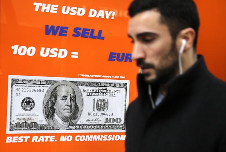 © Reuters. Мужчина у пункта обмена валюты в Мадриде 