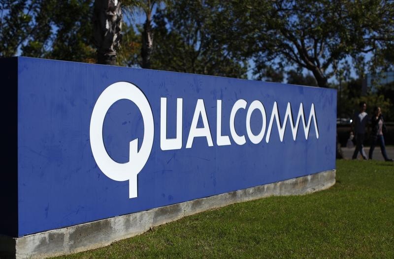 © Reuters.  A Qualcomm sign is pictured in front of one of its many buildings in San Diego, California