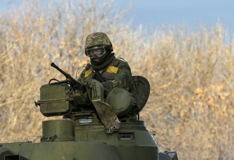 © Reuters. القتال يتواصل في شرق أوكرانيا رغم الهدنة