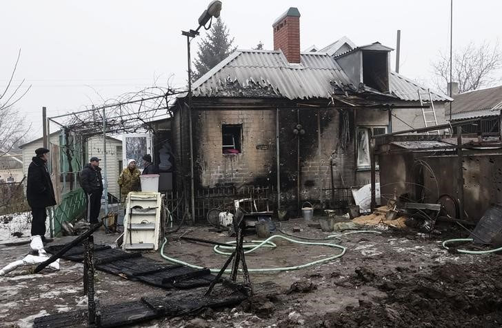 © Reuters. Casa destruída por ataques separatistas na vila de Sartan, perto de Mariupol