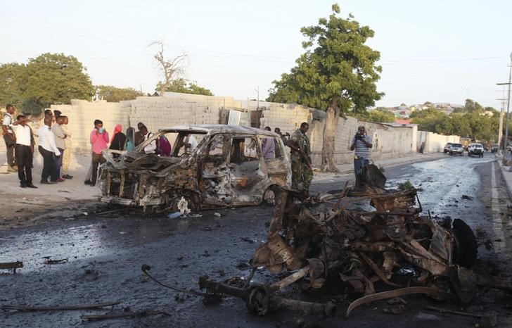 © Reuters. الشرطة: هجوم انتحاري بسيارة ملغومة ومهاجمون يقتحمون فندقا بالعاصمة الصومالية