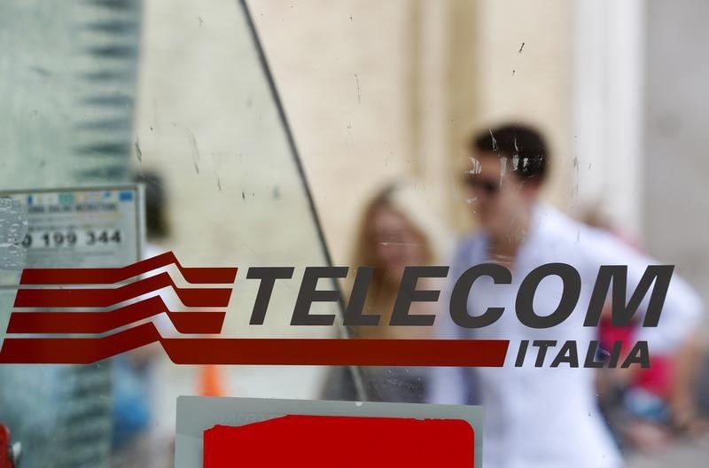 © Reuters. Logotipo da Telecom Italia numa cabine telefônica em Roma