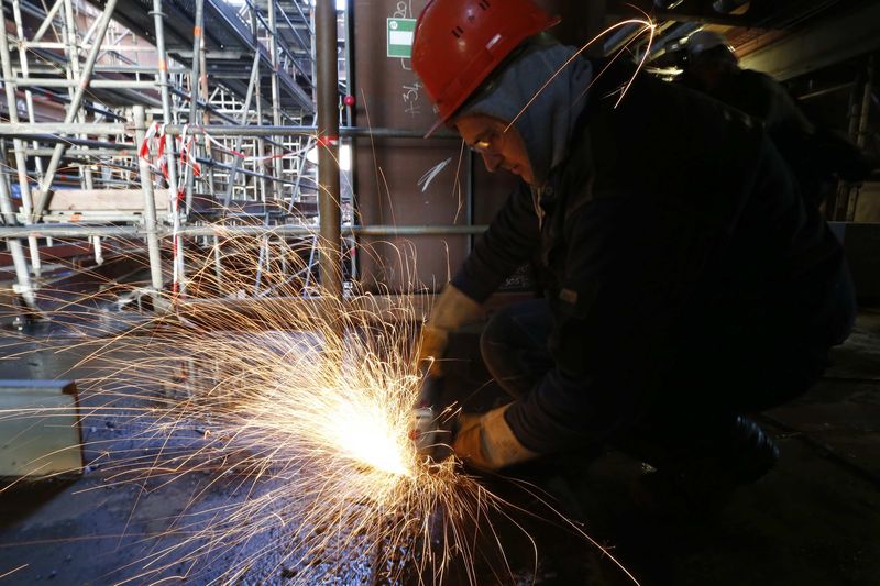 © Reuters. Operário durante construção de um navio no oeste da França