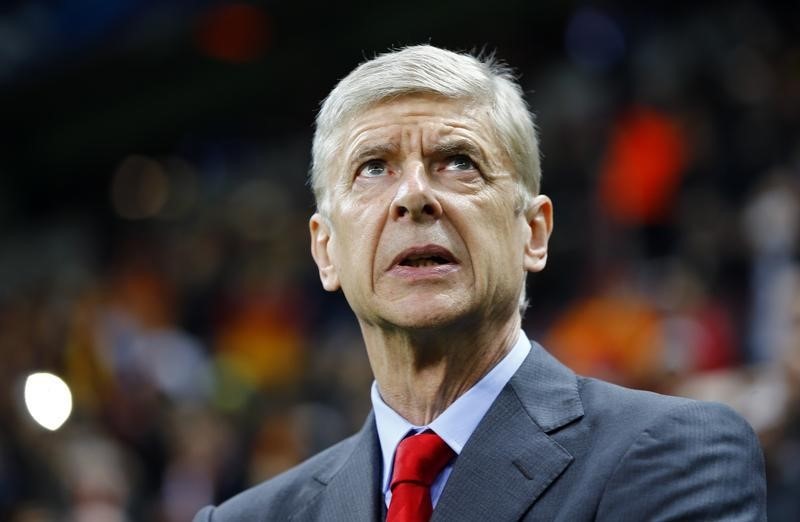 © Reuters. Arsenal's manager Wenger looks on before their Champions League Group D soccer match against Galatasaray at Ali Sami Yen Spor Kompleksi in Istanbul 