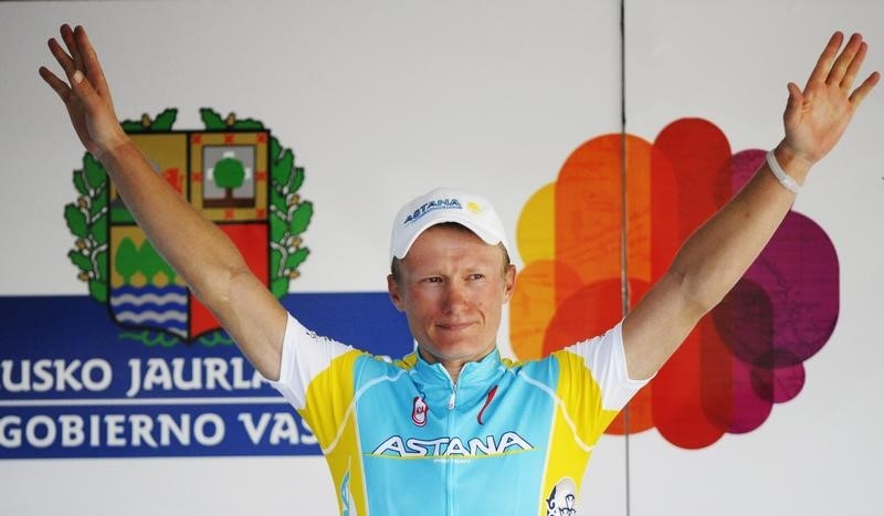 © Reuters. Vinokourov celebrates winning the third stage of the Tour of the Basque Country cycling race in Murgia