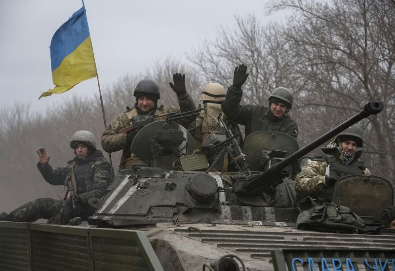 © Reuters. Members of the Ukrainian armed forces ride an armoured personnel carrier near Debaltseve