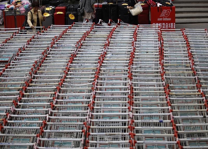 © Reuters. Shopping carts are seen at a supermarket in Beijing