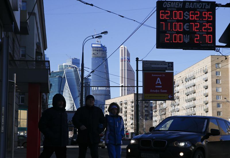 © Reuters. استطلاع رأي: ثلثا الروس يرون أن بلادهم معرضة للخطر من دول أخرى