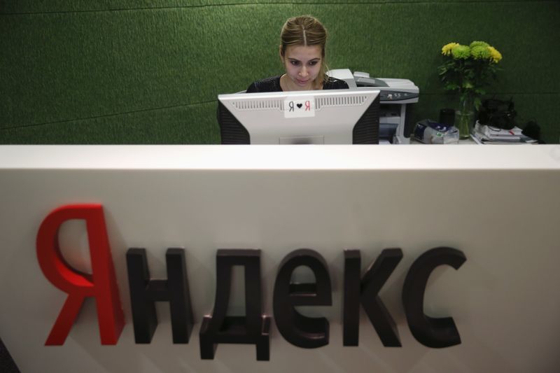 © Reuters. An employee works at Yandex headquarters in Moscow