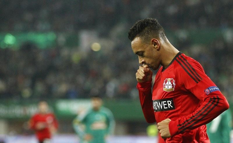 © Reuters. Bayer Leverkusen's Bellarabi celebrates after scoring Leverkusen's third goal against Rapid Wien during their Europa League Group K soccer match in Vienna