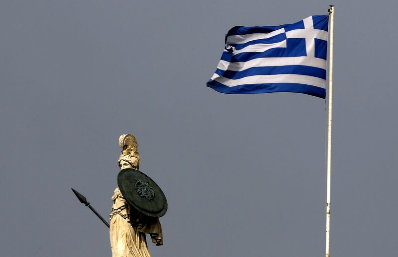 © Reuters. Bandeira da Grécia tremula perto de estátua da deusa antiga Atena, no centro de Atenas