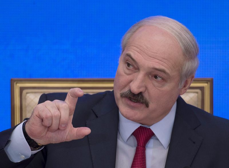 © Reuters. Presidente de Belarus, Alexander Lukashenko, durante entrevista coletiva em Minsk