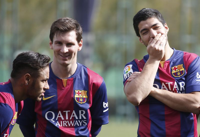 © Reuters. Barcelona's Neymar, Lionel Messi and Luis Suarez joke before the presentation of the agreement between FC Barcelona and telephone company "Telefonica", near Barcelona