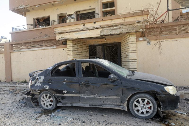 © Reuters. مسؤولون: مقتل 40 وإصابة 70 في انفجار سيارات ملغومة بشرق ليبيا