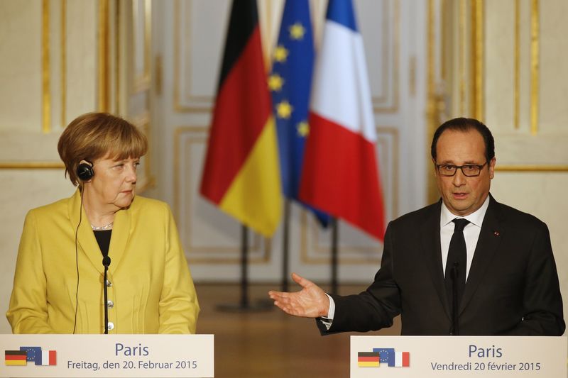 © Reuters. أولوند: فرنسا وألمانيا تريدان التزاما كاملا بوقف إطلاق النار في أوكرانيا