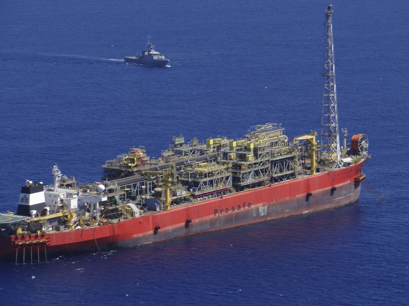 © Reuters. Foto de divulgação mostra navio plataforma da Petrobras FPSO Cidade de São Mateus, no Espírito Santo. Uma explosão na plataforma em 11 de fevereiro deixou ao menos seis mortos.