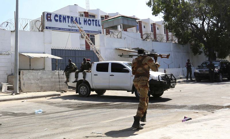© Reuters. هجوم انتحاري يستهدف مسؤولين صوماليين بفندق بمقديشو ومقتل 10