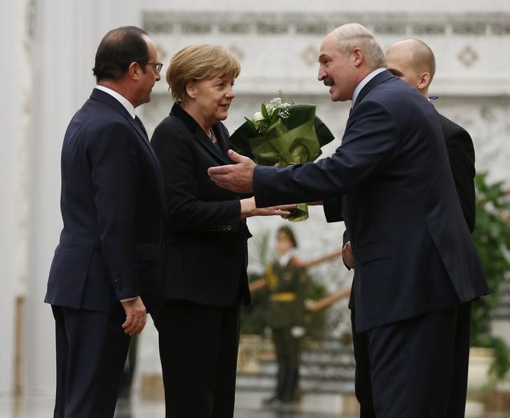 © Reuters. Александр Лукашенко приветствует Ангелу Меркель и Франсуа Олланда на переговорах в Минске