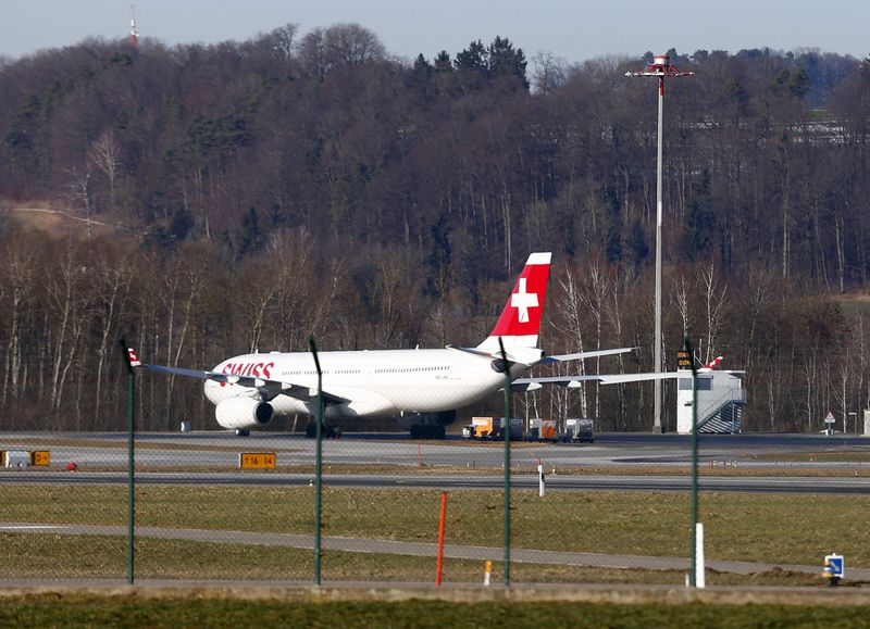 © Reuters. Aeronave A330, do voo LX 146, na área de degelo do aeroporto de Zurich 