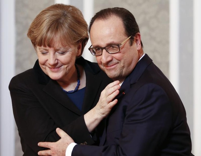 © Reuters. Hollande dice no existe escenario que considere salida de Grecia de zona euro