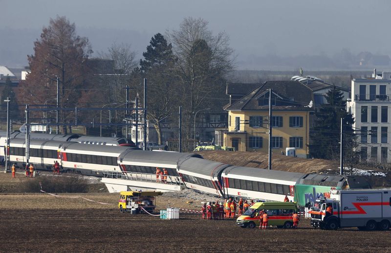 © Reuters. اصابة خمسة على الاقل في تصادم قطاري ركاب قرب زوريخ