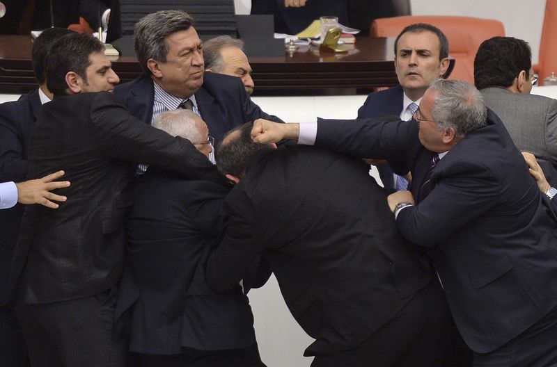 © Reuters. معارك في برلمان تركيا ووحدة نادرة في صفوف المعارضة ضد قانون أمني