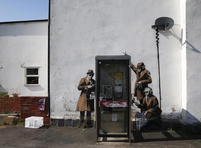 © Reuters. موقع: المخابرات الأمريكية والبريطانية تجسست على مليارات الهواتف