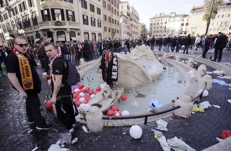 © Reuters. Torcedores do Feyenoord perto da "Barcaccia", em Roma