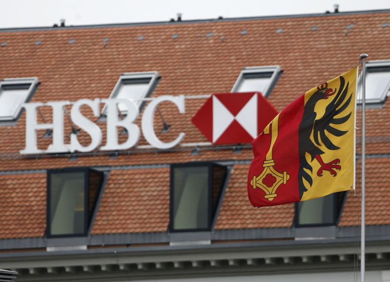 © Reuters. A HSBC logo is pictured behind the flag of the canton of Geneva at a Swiss branch of the bank in Geneva