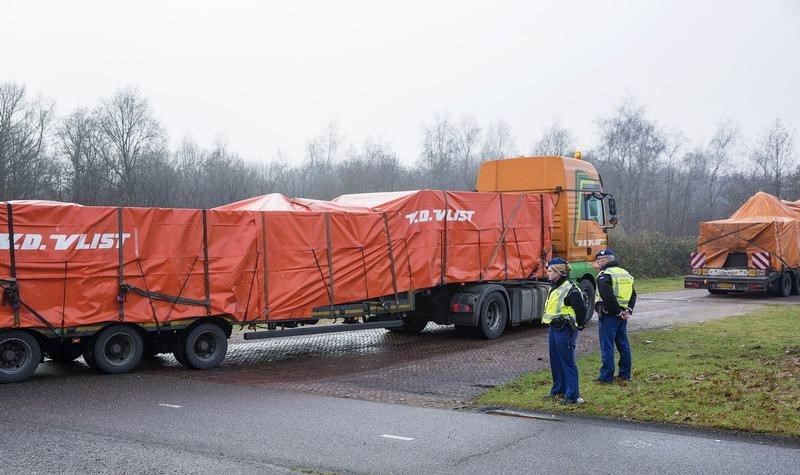 © Reuters. Trucks carrying wreckage from Malaysia Airlines flight MH17 arrive at a Dutch airforce base in the southern town of Gilze-Rijen