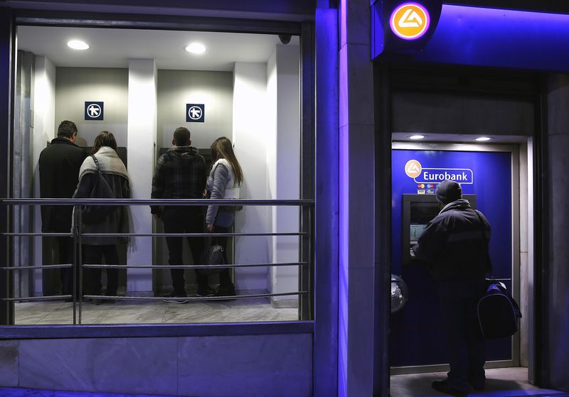 © Reuters. مسؤولون: منطقة اليورو تناقش تمديد برنامج إنقاذ اليونان 4 أشهر