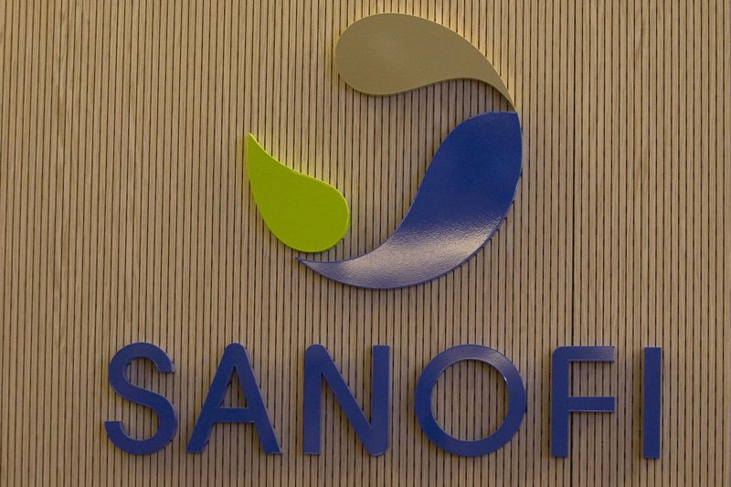 © Reuters. French drugs firm Sanofi's logo is pictured inside the company's headquarters during the company's 2014 annual results presentation in Paris