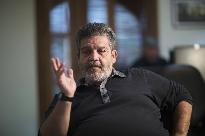 © Reuters. Membro das Farc concede entrevista à Reuters em Havana