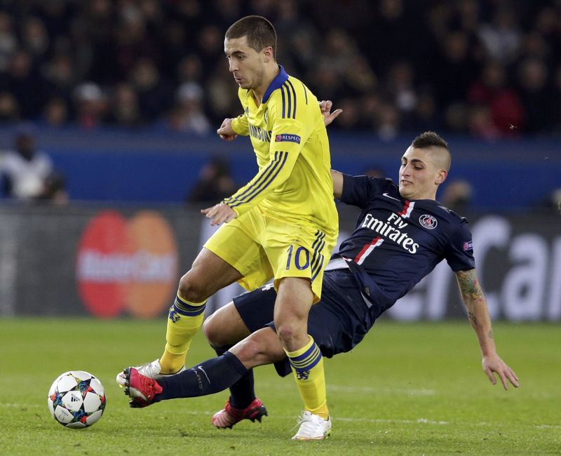 © Reuters. Paris St Germain's Verratti challenges Chelsea's Hazard during their Champions League round of 16 first leg soccer match at the Parc des Princes Stadium in Paris