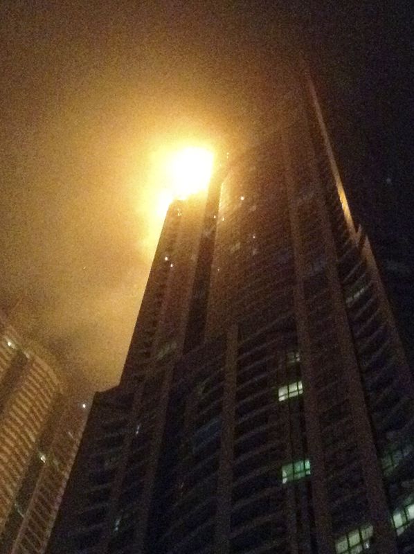 © Reuters. اندلاع حريق في برج تورش السكني بدبي
