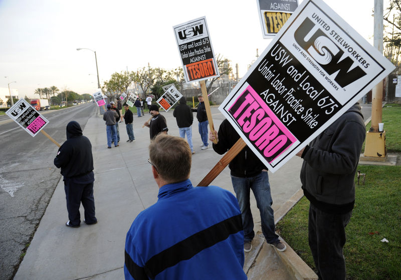 © Reuters. Members of the United Steel Workers union picket the Tesoro refinery in Carson, California