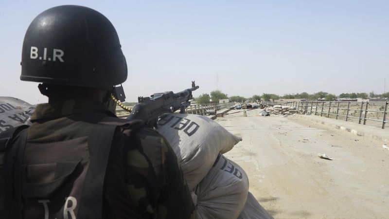 © Reuters. مصادر: بوكو حرام تهاجم جزيرة على جانب النيجر من بحيرة تشاد