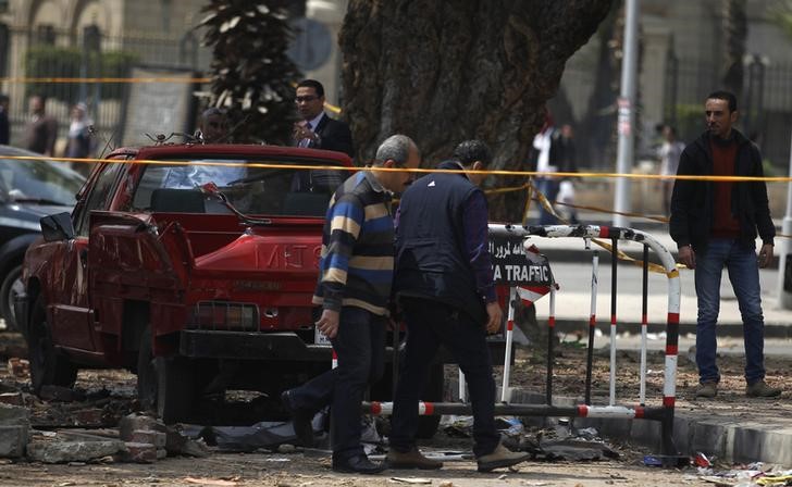 © Reuters. بيان ومصادر: مقتل شخص وإصابة خمسة في انفجارين بجنوب مصر
