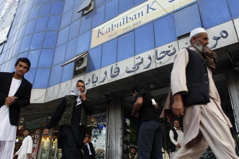 © Reuters. موظفون في فرع للبنك المركزي الأفغاني يسرقونه ويهربون