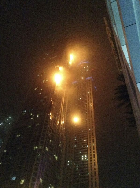 © Reuters.  Cientos de evacuados por un incendio en el rascacielos "La Antorcha" de Dubai