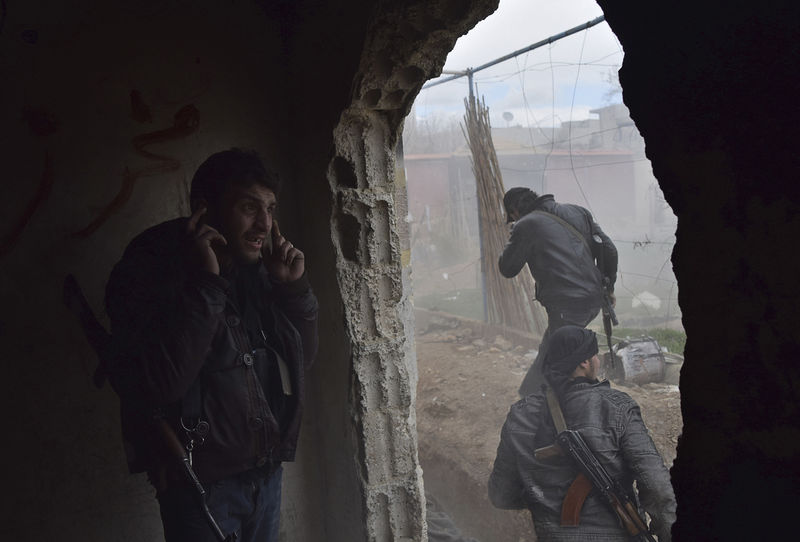 © Reuters. المرصد السوري: الجيش السوري وحلفاؤه يقتلون 48 في هجوم بحلب