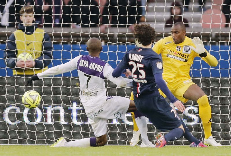 © Reuters. Paris St Germain's Rabiot shoots and scores the second goal for the team during their French Ligue 1 soccer match against Toulouse in Paris