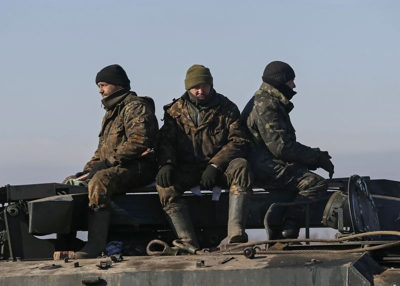 © Reuters. حشد عسكري للمتمردين قرب مدينة ساحلية يثير قلق جيش اوكرانيا