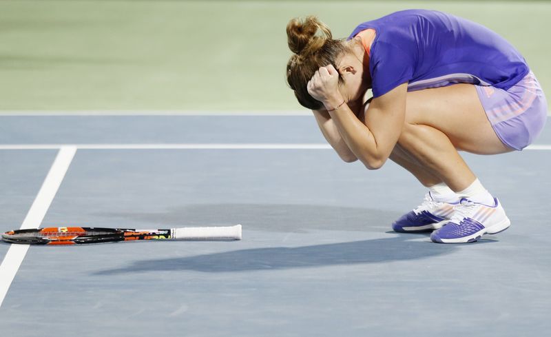 © Reuters. Halep celebrates after winning the singles tennis final match at the WTA Dubai Tennis Championships