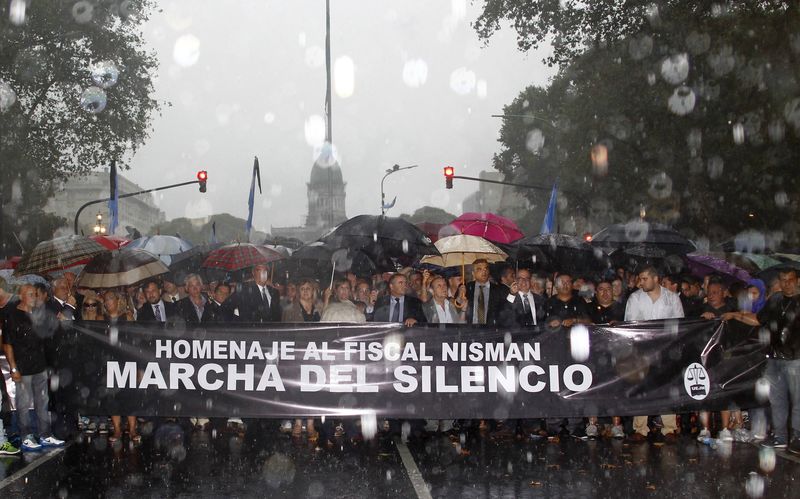 © Reuters. رئيسة الأرجنتين تتهم القضاء بخوض معركة سياسية