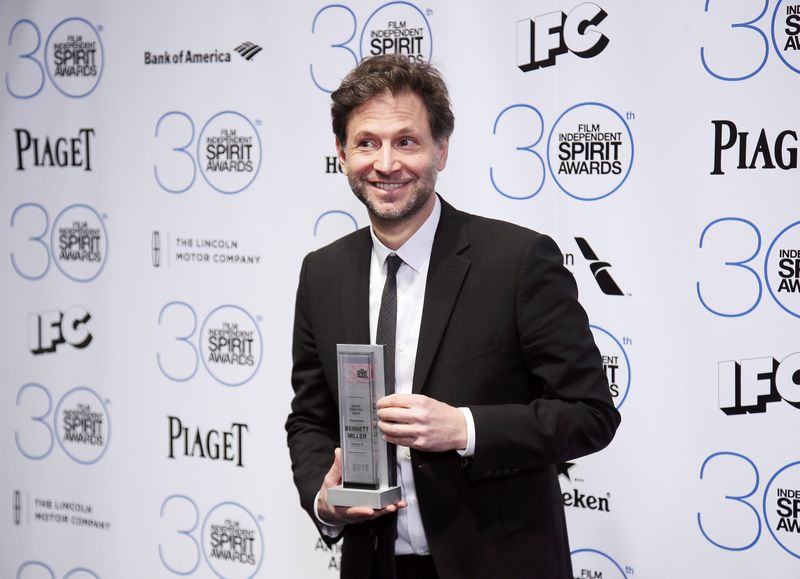 © Reuters. Bennett Miller poses with his award during the 2015 Film Independent Spirit Awards in Santa Monica