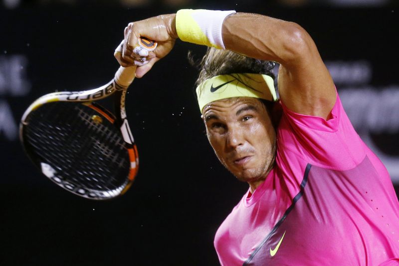 © Reuters. Rafael Nadal of Spain returns to Fabio Fognini of Italy during their men's singles tennis semi-final match at the Rio Open